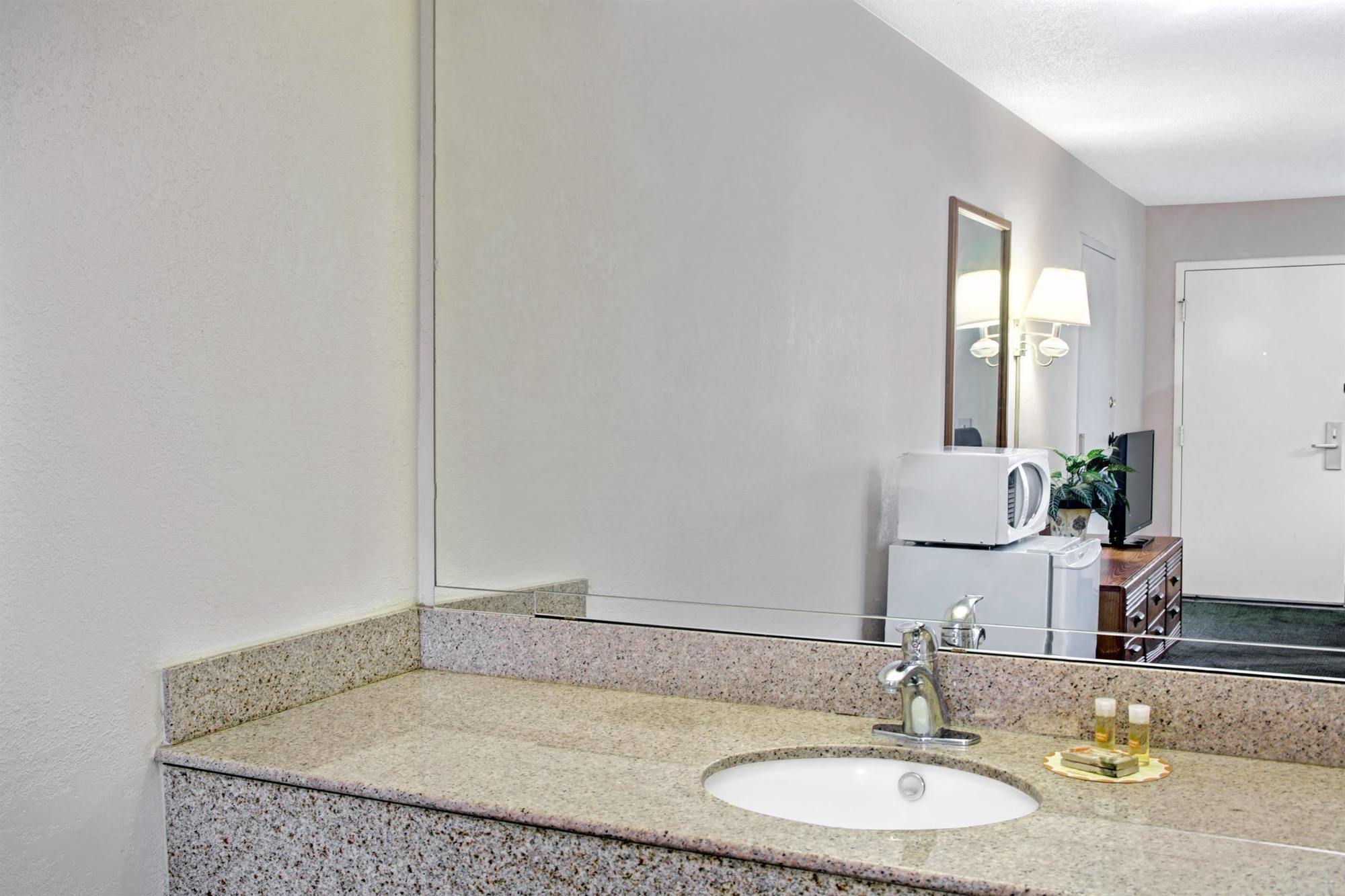 Days Inn By Wyndham Walterboro Dış mekan fotoğraf